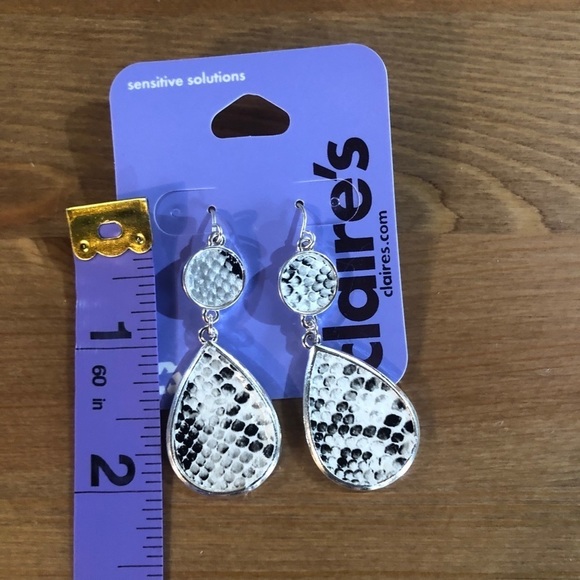 Claire's Drops Earrings set of 2 - Picture 7 of 7